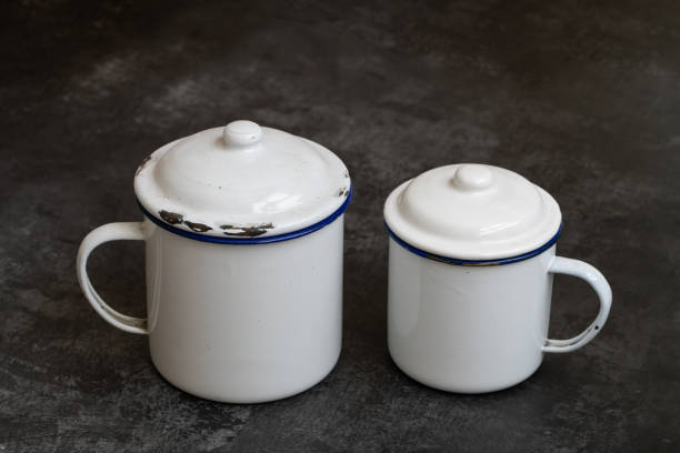 enamel cup - emaille-auf-platte stock-fotos und bilder
