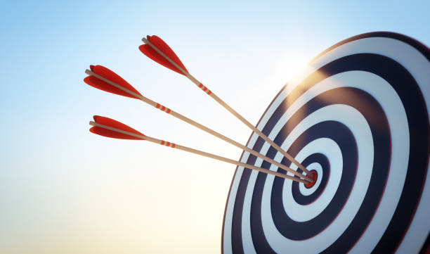 target board with arrows at sunset - objetivo empresarial fotografías e imágenes de stock