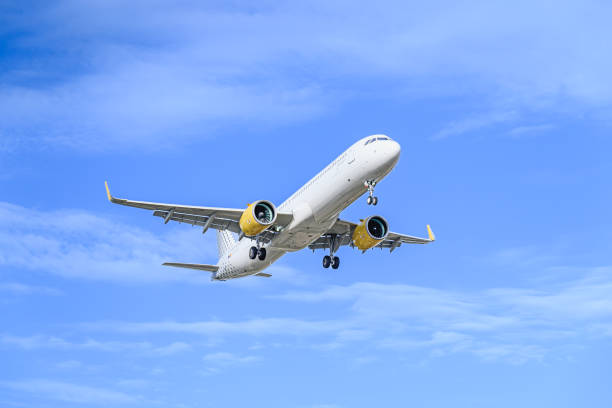 vueling airbus a321 plane landing at barcelona airport - vueling stock-fotos und bilder