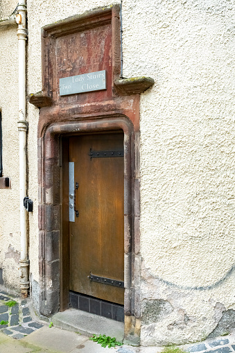 Edinburgh, Scotland, August 2023. This is an alleyway behind the Royal Mile early morning during the Edinburgh Fringe Festival.  This is a doorway to a house at 2 Lady Stairs Close.