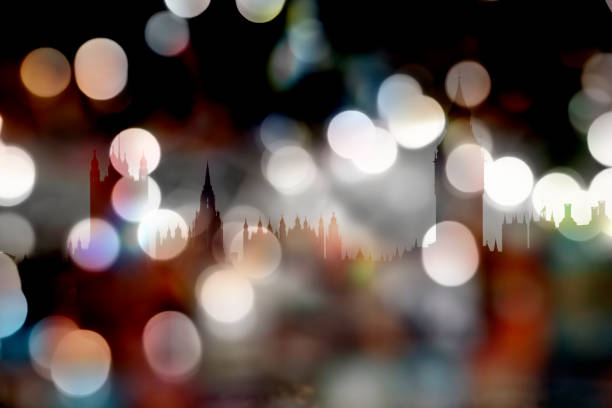 ロンドンの暗い背景にぼやけた光の点 - lighting equipment defocused street light city ストックフォトと画像