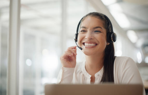 Woman, call center and laptop in night, happy or listening for customer service with voip in office. Consultant, person or telemarketing agent for thinking, headphones and microphone for contact us mujer, centro de llamadas y computadora portátil en la noche, feliz o escuchando para el servicio al cliente con voip en la oficina. consultor, persona o agente de telemarketing para pensar, auriculares y micrófono para contactar con nosotros