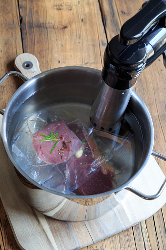 Sous vide cooking in pot