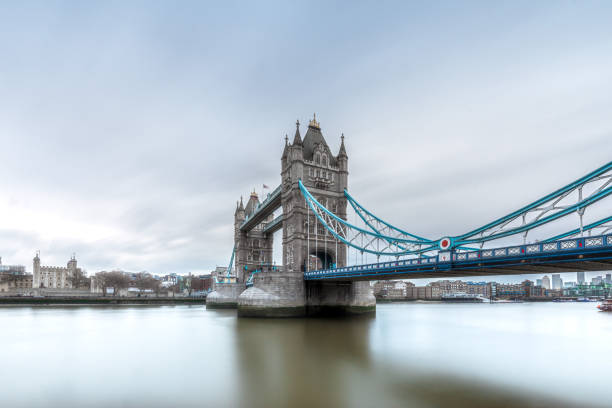 a low angle long exposure shot of the iconic tower bridge in london - london england financial district england long exposure - fotografias e filmes do acervo