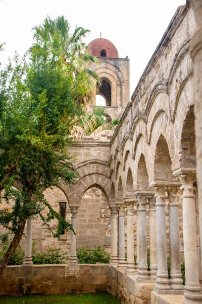 iglesia de san giovanni degli eremiti en palermo - san giovanni degli eremiti fotografías e imágenes de stock