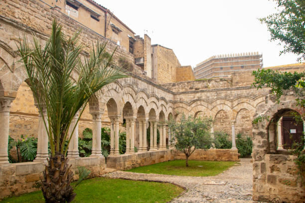 iglesia de san giovanni degli eremiti en palermo - san giovanni degli eremiti fotografías e imágenes de stock