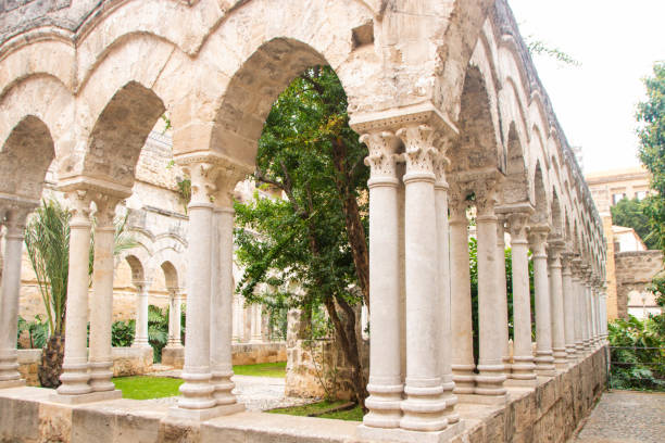 san giovanni degli eremiti church in palermo - san giovanni degli eremiti fotografías e imágenes de stock