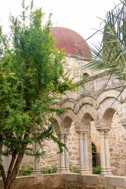 san giovanni degli eremiti church in palermo - san giovanni degli eremiti fotografías e imágenes de stock