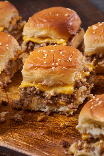 copycat hawaiian roll  cheeseburger sliders - cheeseburger zdjęcia i obrazy z banku zdjęć