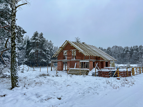 Snowfall caused a break in work on the construction of a single-family house.