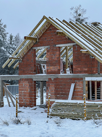 Snowfall caused a break in work on the construction of a single-family house.
