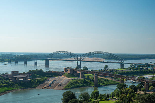 famous "m" bridge over the mississippi river in memphis, tennessee. - memphis tennessee tennessee skyline history imagens e fotografias de stock