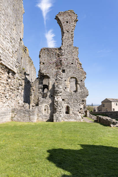 les ruines du château de middleham, maison d’enfance du roi richard iii. - wensleydale blue photos et images de collection