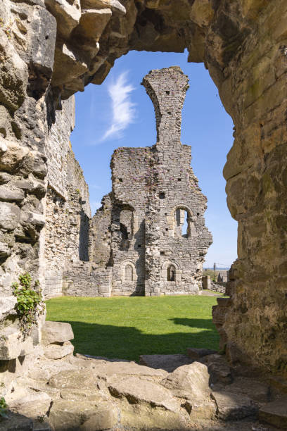 the ruins of middleham castle, childhood home of king richard iii. - wensleydale blue photos et images de collection