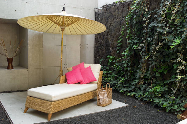 у�голок террасы с садом, удобный диван с подушками и зонтиком, концепция стиля жизни - parasol formal garden furniture sofa стоковые фото и изображения
