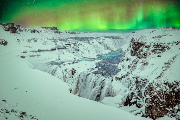 gullfoss falls with northern lights in iceland - gullfoss falls - fotografias e filmes do acervo