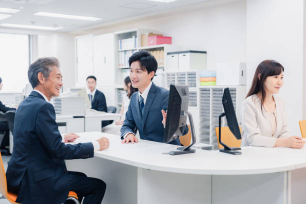 カウンターで客を相手にするビジネスウーマン。 - 市役所 ストックフォトと画像