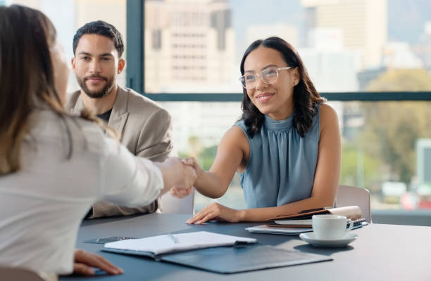 Happy business people, partnership or shaking hands for recruitment, collaboration or teamwork. Handshake, contract or proud employees in corporate agreement for meeting success, welcome or thank you gente de negocios feliz, asociación o apretón de manos para el reclutamiento, la colaboración o el trabajo en equipo. apretón de manos, contrato o empleados orgullosos en un acuerdo corporativo para el éxito de la reunión, bienvenida o agradecimiento