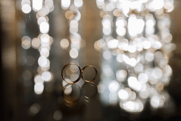 ゴージャスなボケ味を背景に鏡面に結婚指輪を撮影したマクロショット