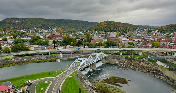 ウェストバージニア州リッジリーからメリーランド州カンバーランドを流れるポトマック川の空撮 ウェストバージニア州のストックフォトや画像を多数