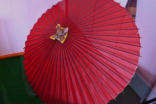Japanese umbrellas are made of Japanese paper, bamboo, etc. It goes well with kimono, and you can enjoy the sound of rain and the scent of an umbrella.