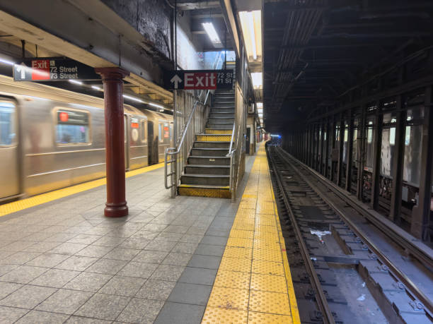 subway station platform - subway station new york city staircase manhattan zdjęcia i obrazy z banku zdjęć