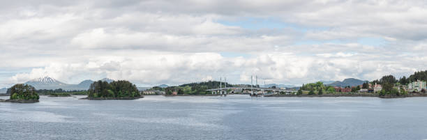 panorama mostu wantowego john o'connell bridge nad kanałem sitka, sitka, alaska - oconnell bridge zdjęcia i obrazy z banku zdjęć