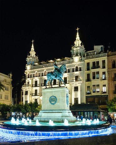 In the Plaza de las Tendillas, one of the popular squares in the Cordoba downtown, stands out the equestrian monument to Gonzalo Fernández de Córdoba, work by Mateo Inurria in 1923, located on the large fountain.