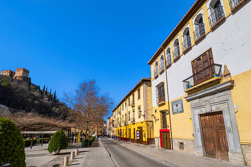 The Paseo de los Tristes (or 'Paseo del Padre Manjón'), one of the most famous streets in Granada, is dedicated to Father Manjón who established a school for poor children in the Sacromonte neighborhood. Built in 1609, the road runs parallel to the Río Darro.