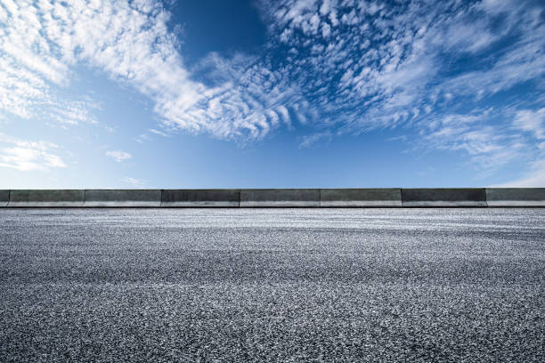 빈 아스팔트 도로와 하늘 구름 배경 - horizon over land rural scene horizon landscaped 뉴스 사진 이미지