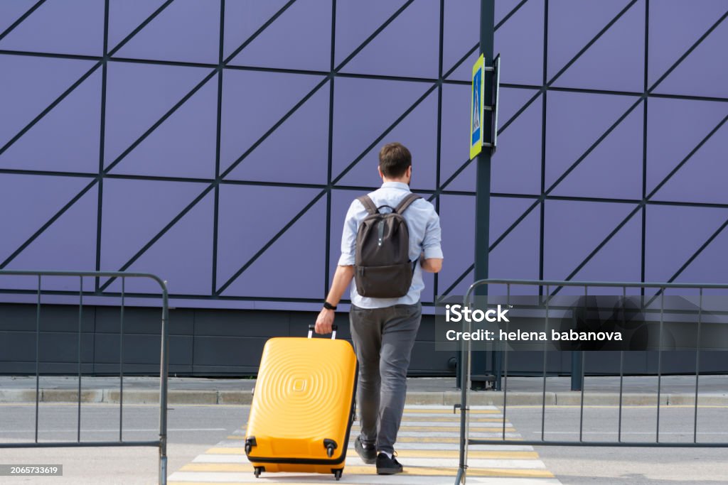 Ludzie z tyłu turysta jedzie na lotnisko - Zbiór zdjęć royalty-free (Jedna osoba) Ludzie z tyłu turysta jedzie na lotnisko - Zbiór zdjęć royalty-free (Jedna osoba)