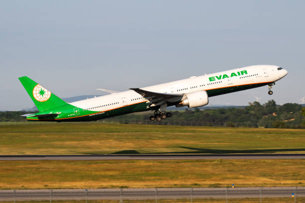 eva air boeing 777-300er b-16712 passenger plane departure and take off at vienna airport - 16712 stock-fotos und bilder