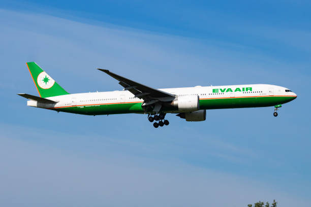 eva air boeing 777-300er b-16707 passenger plane arrival and landing at vienna airport - 16707 뉴스 사진 이미지