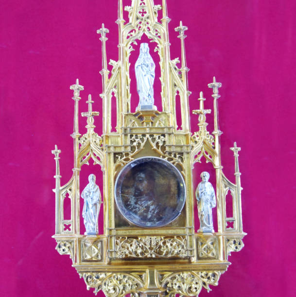 Since 1749, in Iza, the image of the Lord San Salvador has been worshipped after a miraculous event. The chaplain, Fray Juan Agustín Camacho, while on his way to visit a sick woman, witnessed something extraordinary: the face of the Lord Saint Savior appeared on a small stone.