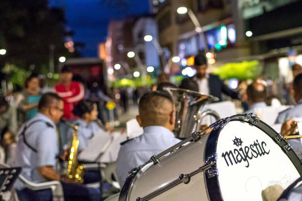 esibizione di musica classica per le strade di cali eseguita dalla banda sinfonica - symphonic foto e immagini stock