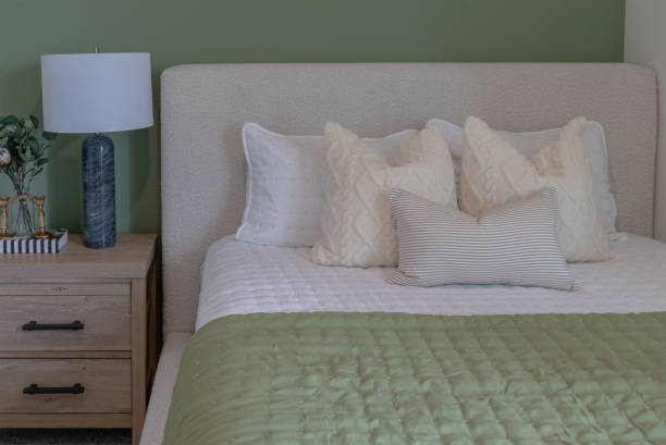 widok z przodu sypialni gościnnej z pełnowymiarowym łóżkiem i małym drewnianym stolikiem bocznym z ceramiczną lampą - bed and breakfast bed green indoors zdjęcia i obrazy z banku zdjęć