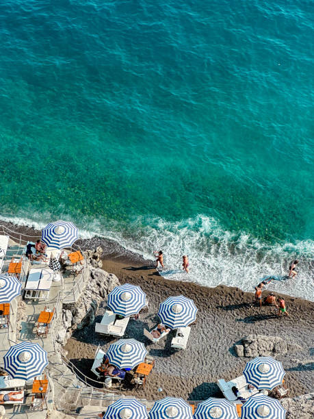 club de plage de positano - cote-amalfitaine photos et images de collection