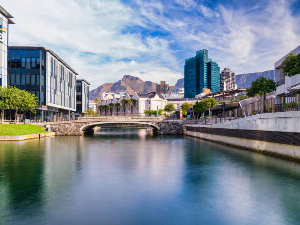 v and a waterfront's canal and cape town city with the table mountain in the background, cape town, south africa - victoria and alfred imagens e fotografias de stock