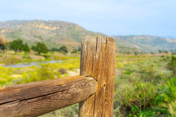 una recinzione di legno con un paesaggio del parco regionale di irvine nella contea di orange, in california - county california orange mt irvine foto e immagini stock