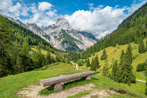 Blick von der Bindalm in das Klausbachtal mit dem Mühlsturzhorn der Reiter Alm im Nationalpark Berchtesgaden