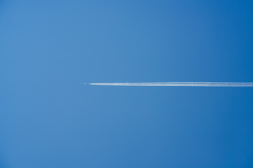Civil aviation aircraft and condensation clouds