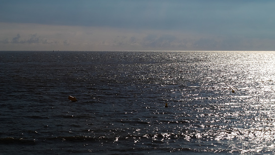 Vue dégagée sur l'horizon, depuis la plage de Pontaillac, à Royan