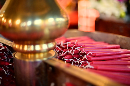 Red candles in temples are for believers to use when praying. Believers can tell the gods the purpose of lighting the candles, and pray for good results in exams, family affairs, and future endeavors.