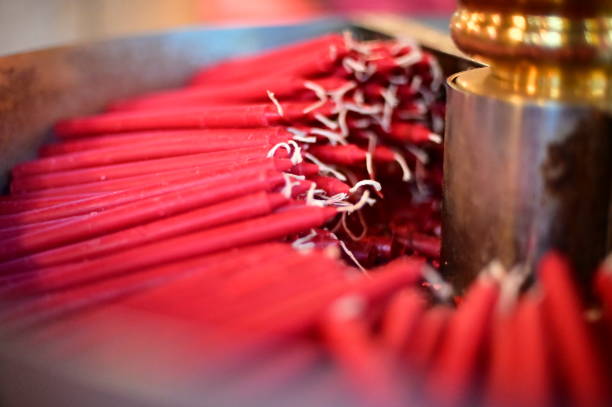 Red candles in temples are for believers to use when praying. Believers can tell the gods the purpose of lighting the candles, and pray for good results in exams, family affairs, and future endeavors.