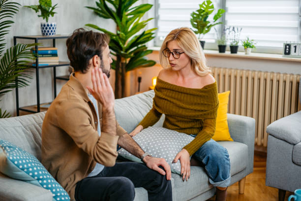 cặp vợ chồng trẻ cãi nhau trên ghế sofa ở nhà - cuộc nói chuyện cặp đôi tức giận hình ảnh sẵn có, bức ảnh & hình ảnh trả phí bản quyền một lần