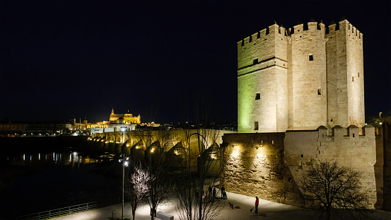 The Roman bridge crosses the Guadalquivir river and ends on one side at the monumental Torre de la Calahorra - Calahorra tower, a fortified gate of Islamic origin. Both are Unesco World Heritage Sites
