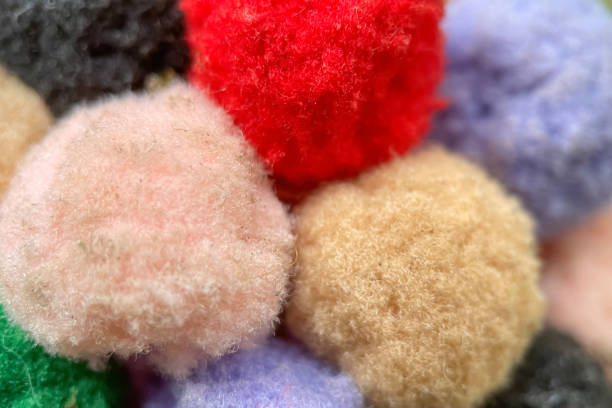 pompons coloridos de close-up decorativos - felt wool sphere textile - fotografias e filmes do acervo