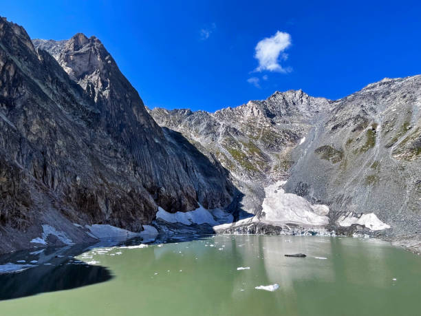 息を呑むようなブルー:ヴァノワーズ国立公園の氷河湖の驚異、オートアルプス、フランス - european alps europe high up lake ストックフォトと画像