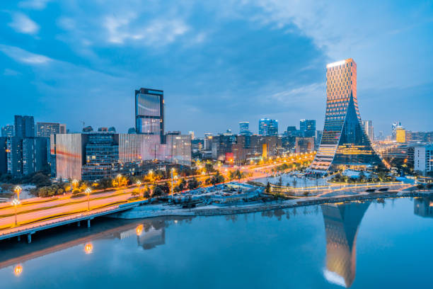 nachtansicht der skyline-architektur in chengdu, sichuan, china, europäische innenstadt - chengdu stock-fotos und bilder