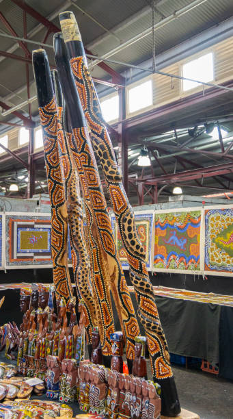 mercado stall vendendo artefatos aborígenes - aborigine didgeridoo indigenous culture australia - fotografias e filmes do acervo